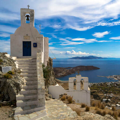 2 μικρές άσπρες εκκλησίες με καμπαναριά και θέα στο λιμάνι