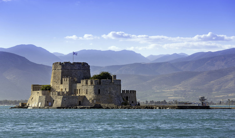 Το νησάκι με θέα το κάστρο Μπούρτζι