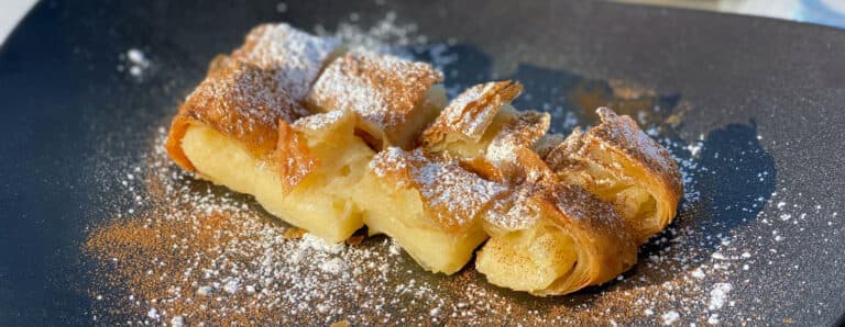 Bougatsa (hojaldre relleno de crema)