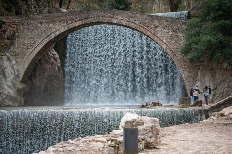 Puente de piedra de Paleokarya y su cascada
