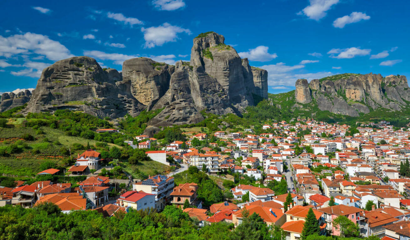 Πανοραμική άποψη της πόλης της Καλαμπάκας και στο βάθος φαίνονταιοι βράχοι των Μετεώρων