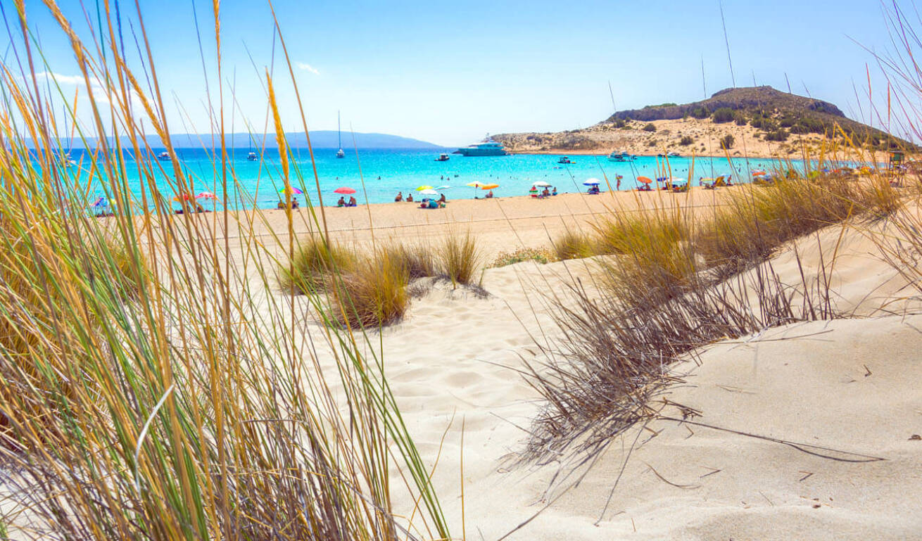 The sandy beach of Elafonisos with many people hanging around on the beach