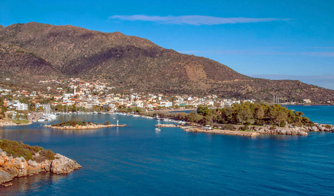 Τα Μέθανα με τα παραδοσιακά σπίτια και το λιμάνι και στη μέση ένα νησάκι