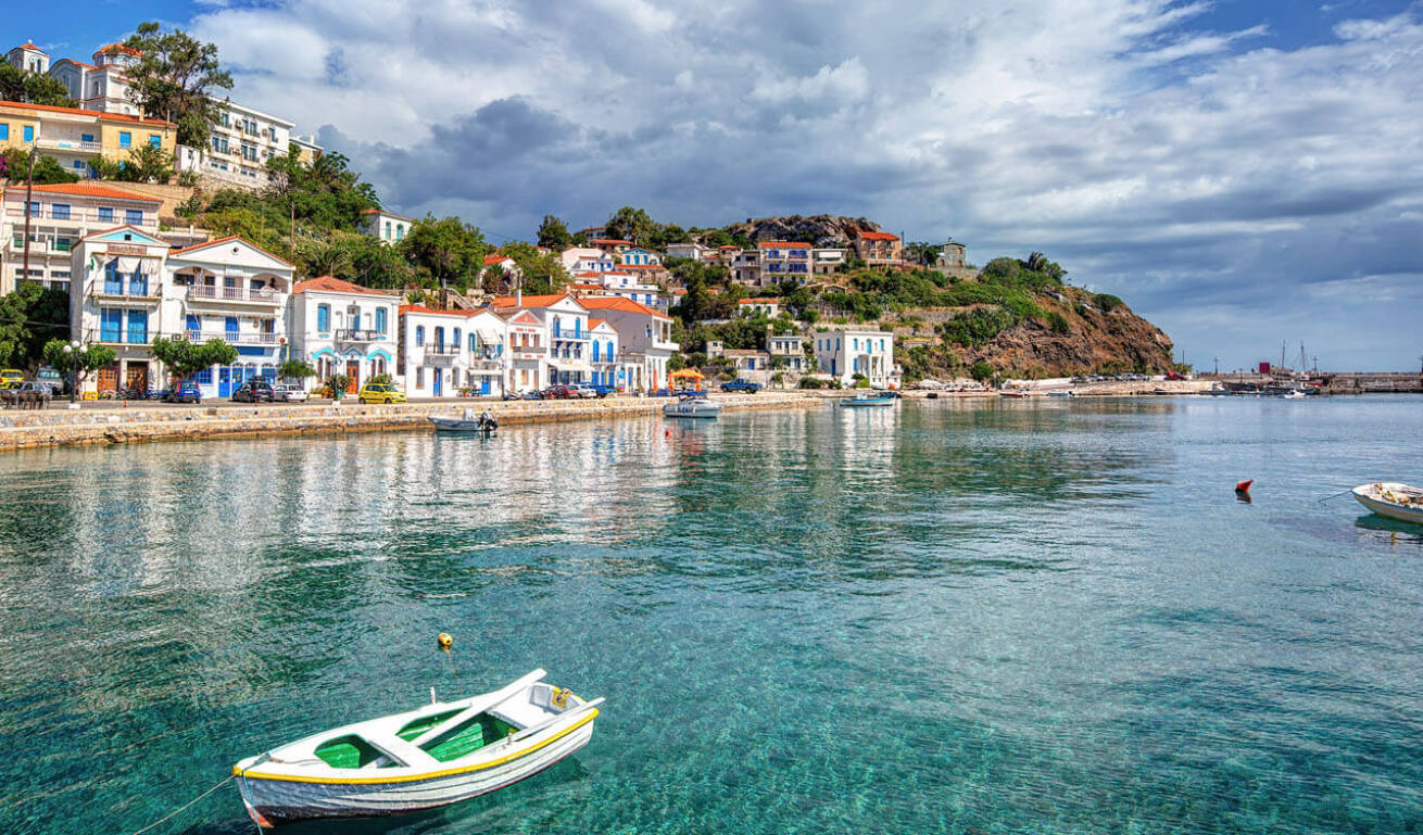 Παραθαλάσσιος οικισμός με μικρό λιμάνι στο οποίο βρίσκονται λίγες βάρκες.