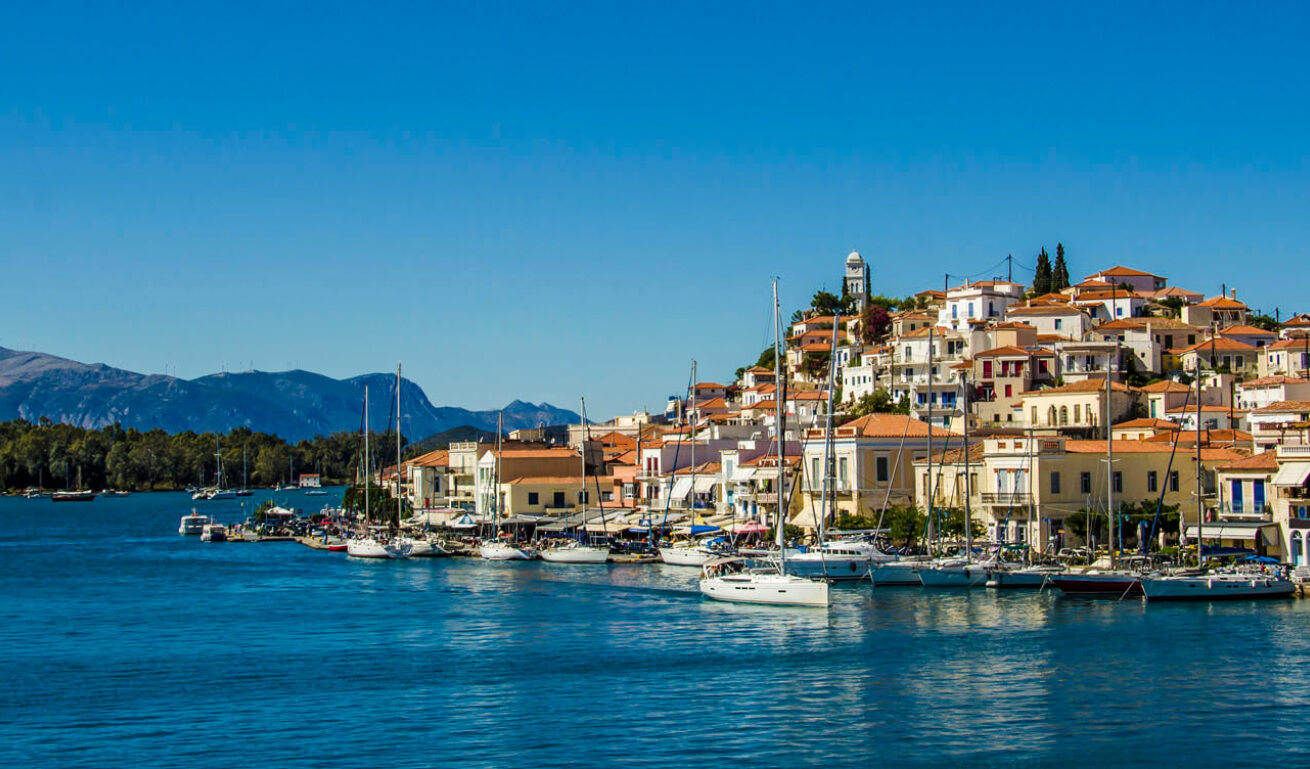 Γραφικό λιμάνι με πανοραμική άποψη της πόλης