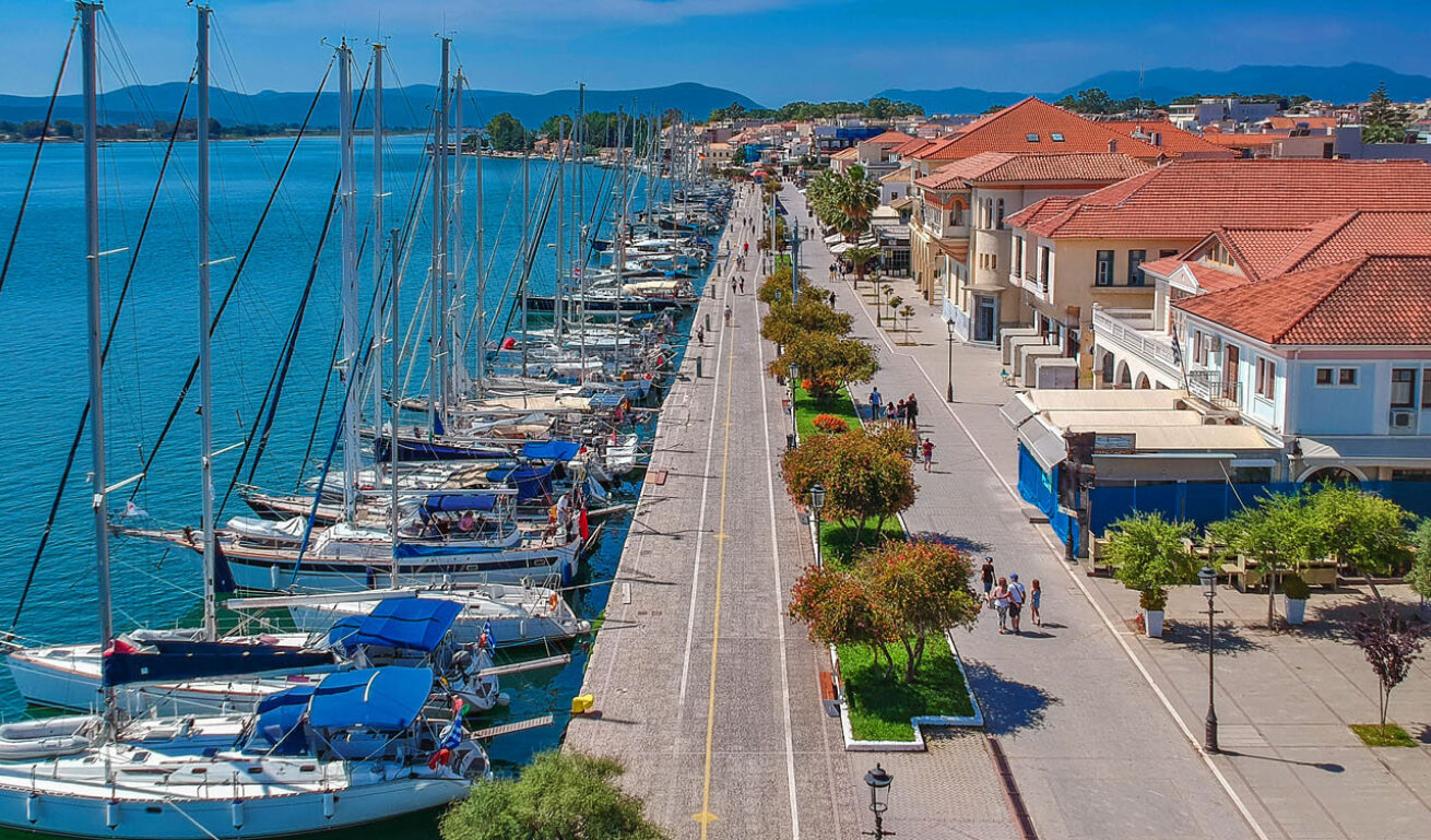 Άποψη του λιμανιού από ψηλά με πολλά ισιτιοπλοικά αγκυροβολημένα και πολλά παραδοσιακά σπίτια