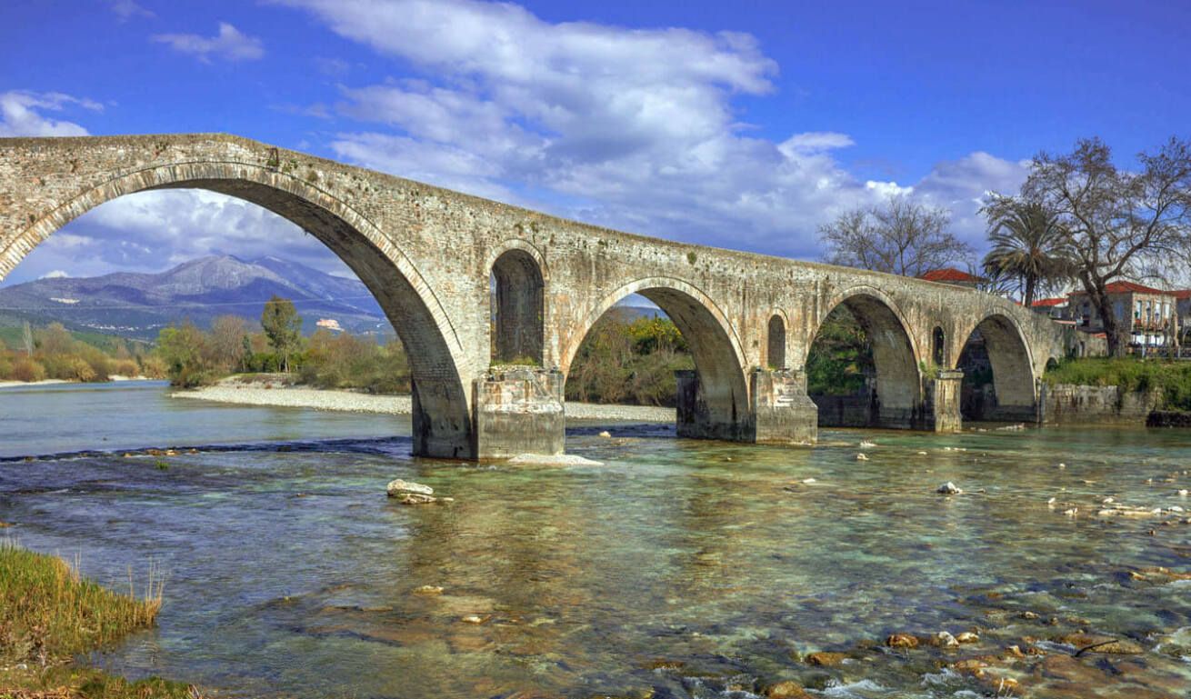 Άποψη του εντυπωσιακού γεφυριού της πόλης, με τον ποταμό και ανάμεσα από τις δύο όχθες τα παραδοσιακά σπίτια με τις κεραμοσκεπές