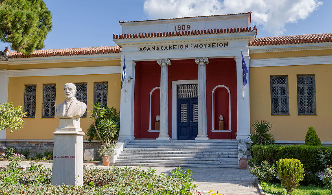 Άποψη του εξωτερικού χώρου του μουσείου, με τον κήπο και ένα άγαλμα μέσα σε αυτόν