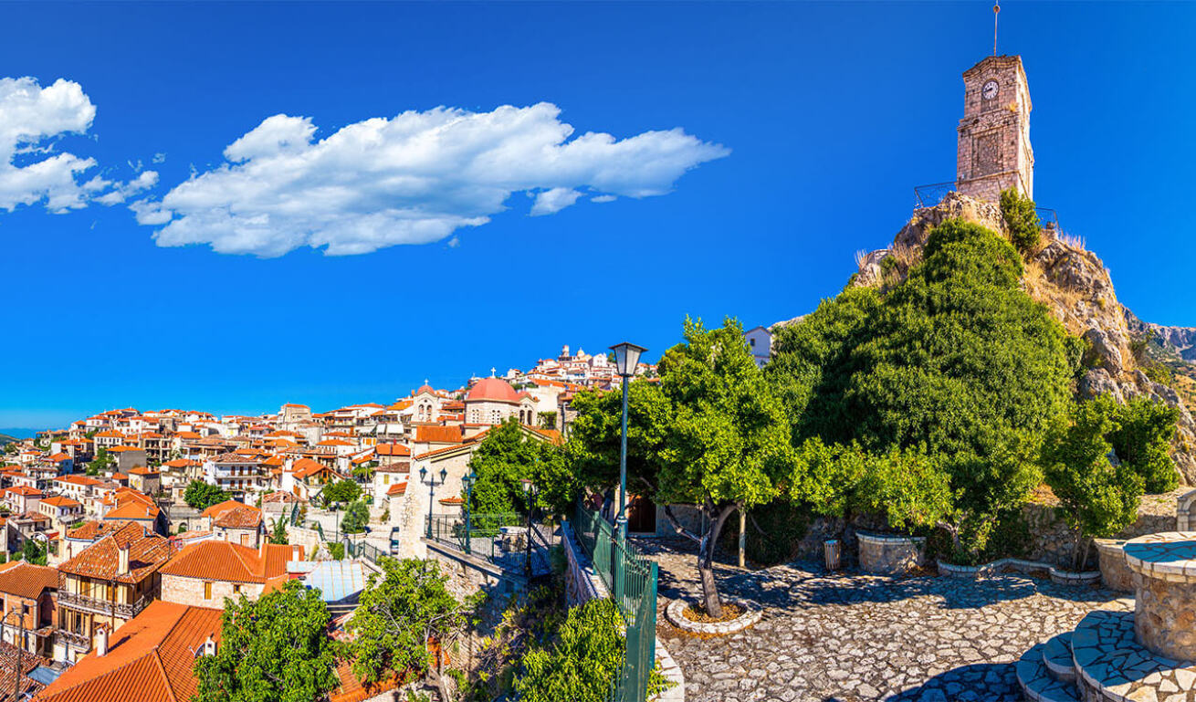 Πανοραμική άποψη της Αράχωβας, με πολλά παραδοσιακά σπίτια και το ρολόι στην κορυφή