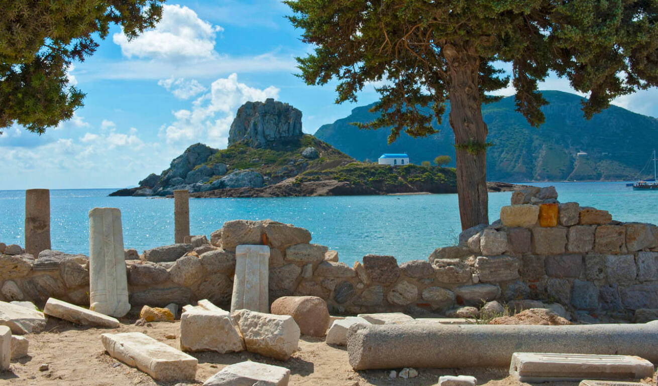 Ερείπια παλαιοχριστιανικής εκκλησίας Αγίου Στεφάνου με θέα τη θάλασσα και μία βραχονησίδα