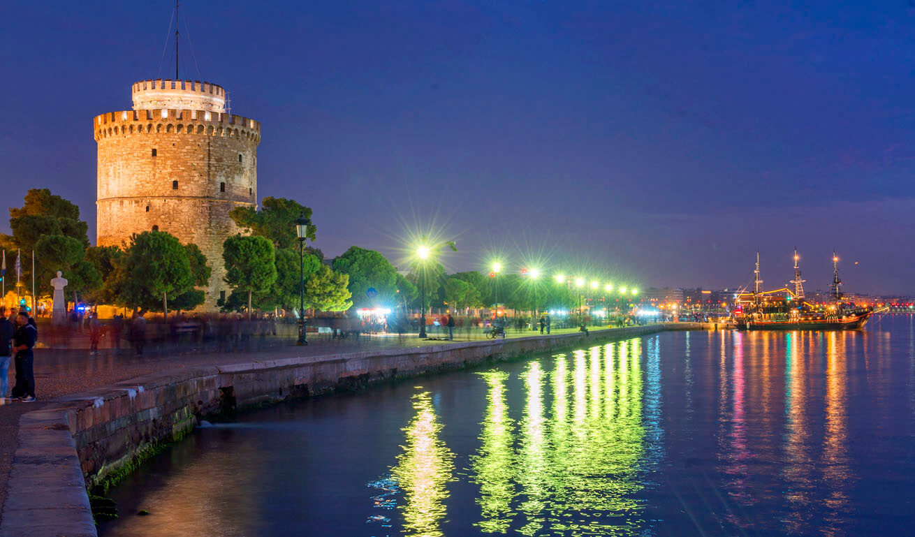 Άποψη του Λευκού Πύργου στο φωταγωγημένο λιμάνι της Θεσσαλονίκης 