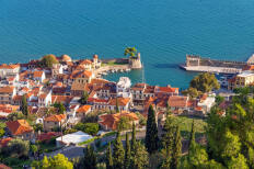 Η πόλη της Ναυπάκτου από ψηλά, με πολλά παραδοσιακά σπίτια και τα τείχη γύρω από την πόλη