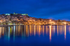 Το φωταγωγημένο λιμάνι της Καβάλας το βράδυ