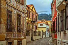 Δρόμος της παλιάς πόλης, με παραδοσιακά πολύχρωμα παλιά σπιτια