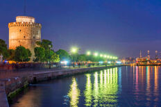 Άποψη του Λευκού Πύργου στο φωταγωγημένο λιμάνι της Θεσσαλονίκης 