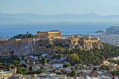 Άποψη της Αθήνας με γραφικά σπίτια και με θέα στο βάθος την Ακρόπολη