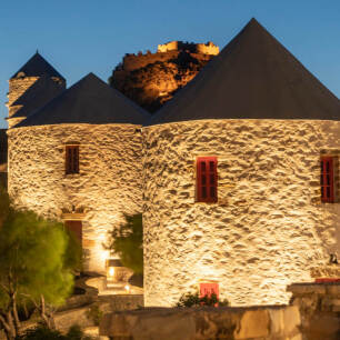 Φωταγωγημένοι μύλοι το σούρουπο