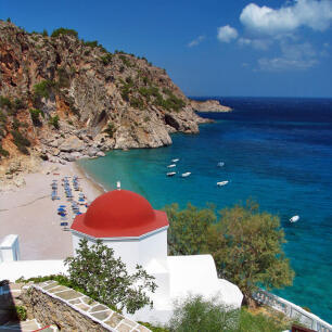 Παραλία Κυρά Παναγιά με λουόμενους και με άποψη της εκκλησίας