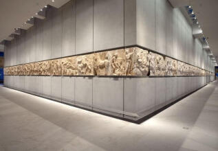 Η νοτιοδυτική γωνία της ζωφόρου του Παρθενώνα, από την οποία ξεκινούν τα δύο σκέλη της πομπής των Παναθηναίων 