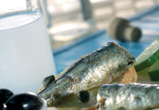 baltazis_ouzo-sardines_555x360