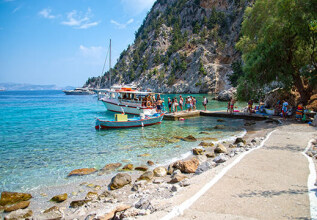 gravanis_symibeachboat_555x360