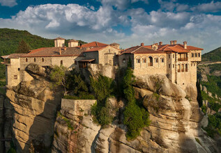 i_187934424_monasteries-meteora_555x360