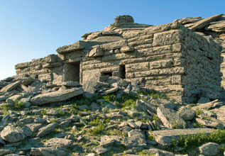 i_465469904_evia-dragonhouses_555x360