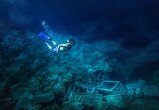 merakos_001_divingingreece_555x360