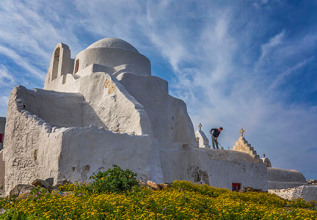 merakos_001_greektravelblossoms-paraportiani_555x360