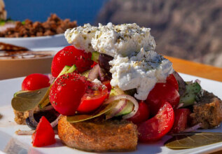 merakos_05_santoriniflavours-dakos_555x360