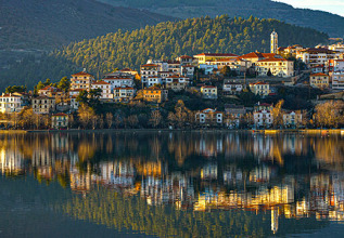 s_1634050147_lakesreflecting-kastoria_555x360