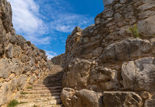 s_1843412584_archaeologicalsite-tiryns_555x360