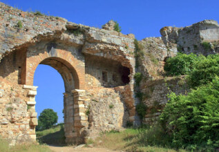 s_26384080_nikopoliscastle_555x360