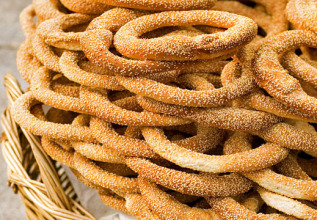 s_44216521_traditionalproducts-snacks_555x360