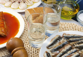 s_45231253_tsipouradikaofvolos_555x360