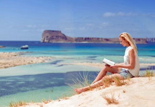 s_464265956_balos-readinginthebeach_555x360