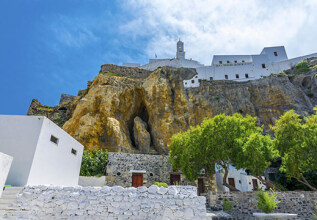 s_659917852_walkmandrakinisyros_555x360