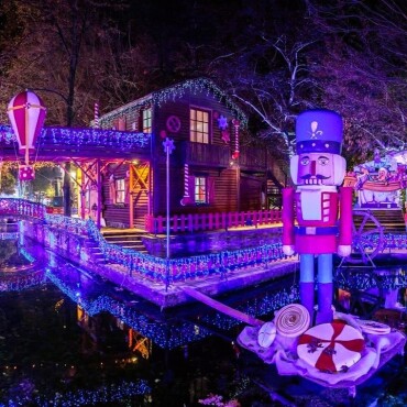 #Oneiroupoli

🎄Get ready for an enchanting holiday experience! Santa and his playful elves will land in the heart of the city of #Drama, creating a magical village of joy straight from a child's dream. Festivities kick off this Friday, 6th of December. Christmas magic is in the air! 

🎅🏻 Read more in the link in bio

#visitgreece #christmasingreece