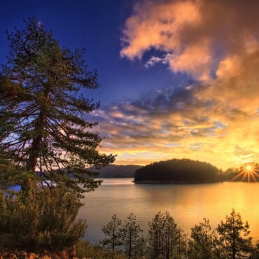 Find your calm amidst the majestic #Pindos mountains at #Aoos lake. This man-made wonder is a testament to the harmonious blend of human creativity and nature's grace. Perfect for road trips or serene strolls - it promises picture-perfect memories. A rare marvel indeed!

#visitgreece