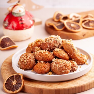 Get ready to delight your taste buds with our deliciously easy recipe for traditional Greek Christmas cookies - ‎#Melomakarona! Is your mouth watering yet? 

🍪 Link in bio for the recipe

#Visitgreece #GreekCuisine