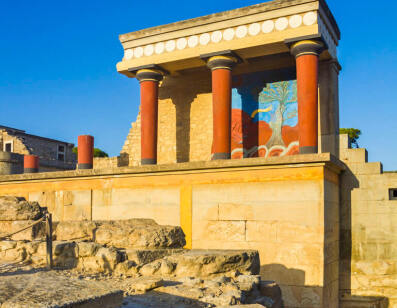 Άποψη από τοίχο και κολόνες του παλατιού της Κνωσού