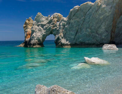 Γνωστή παραλία του νησιού με απότομους βράχους και γαλαζοπράσινα νερά