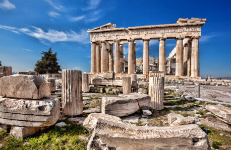 Αρχαιολογικός χώρος με ερείπια και έναν μεγάλο ναό.