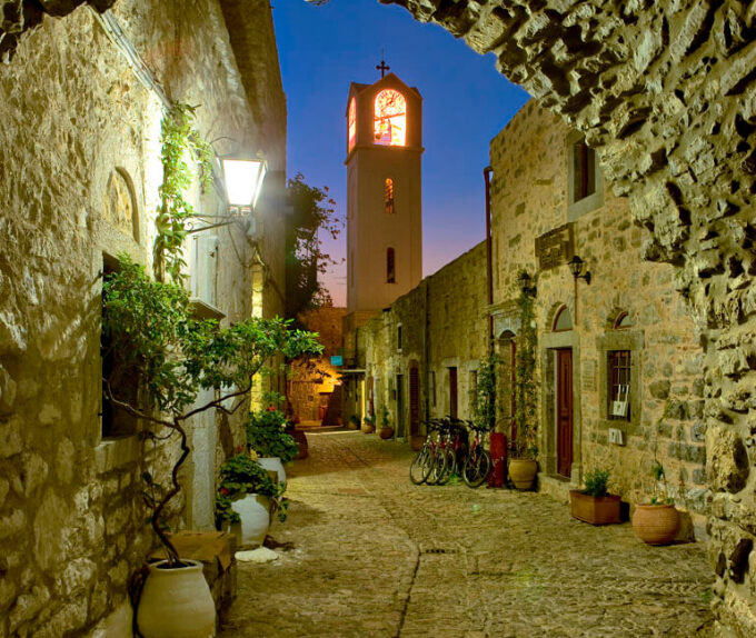 Παραδοσιακό χωριό Μεστά και στο βάθος φαίνεται η εκκλησία