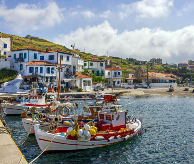 Λιμανάκι με ψαροκάικα και παραδοσιακά σπίτια