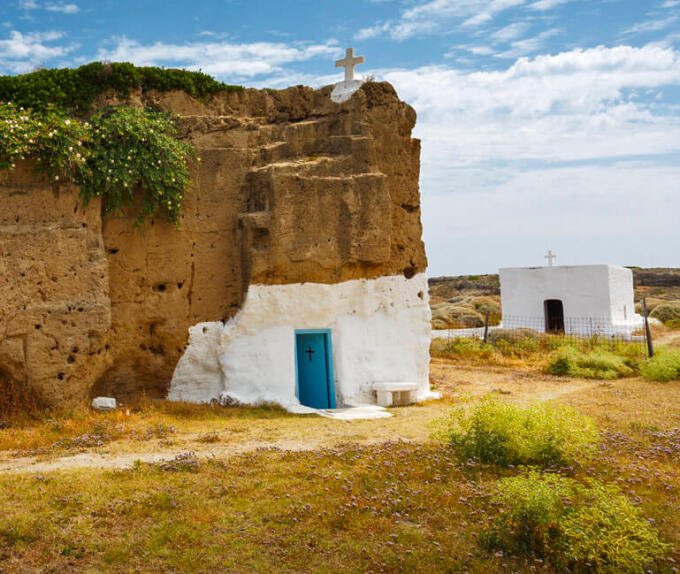 Ξωκκλήσι του νησιού χτισμένο πάνω σε βράχο