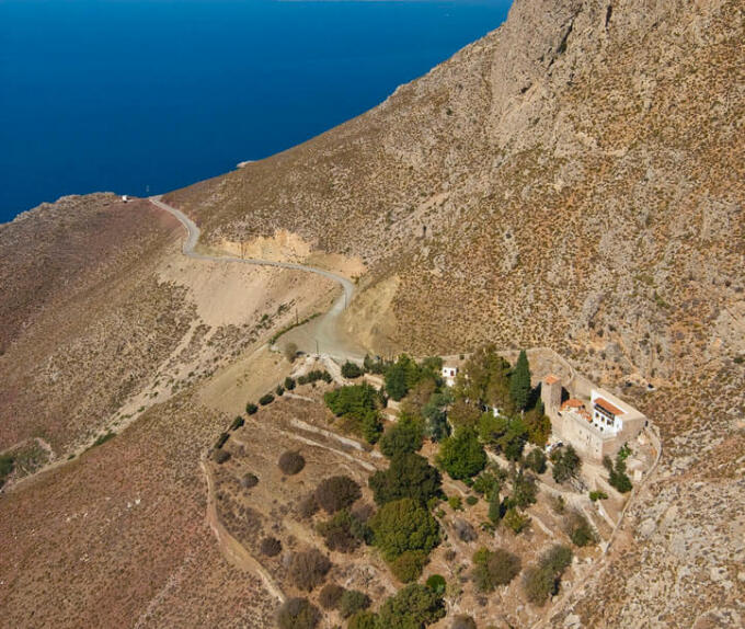 Άποψη από ψηλά του ορεινού όγκου του νησιού και του λιμανιού του Αγίου Αντωνίου