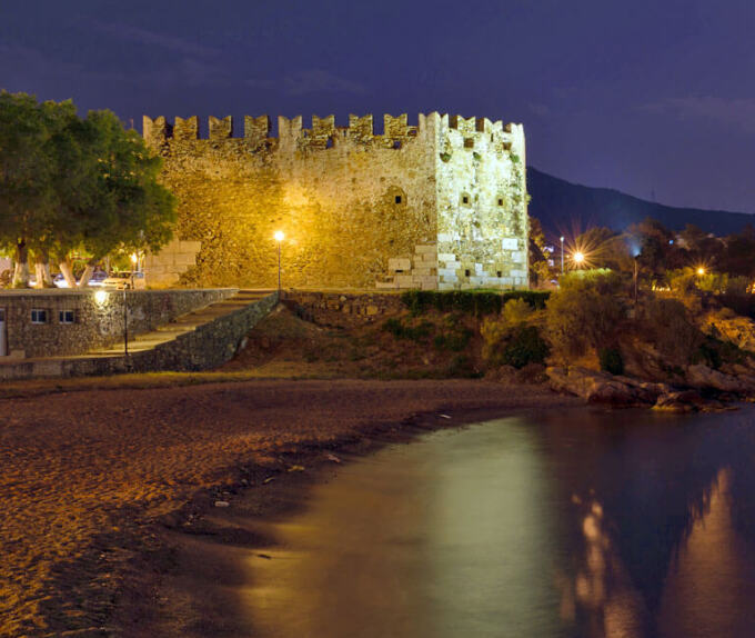 Άποψη του μεσαιωνικού κάστρου Μπούρτζι τη νύχτα, με θέα τη θάλασσα