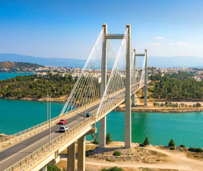 Άποψη της γέφυρας της Χαλκίδας και στο βάθος φαίνεται η Χαλκίδα με πολλά σπίτια και πράσινα δέντρα