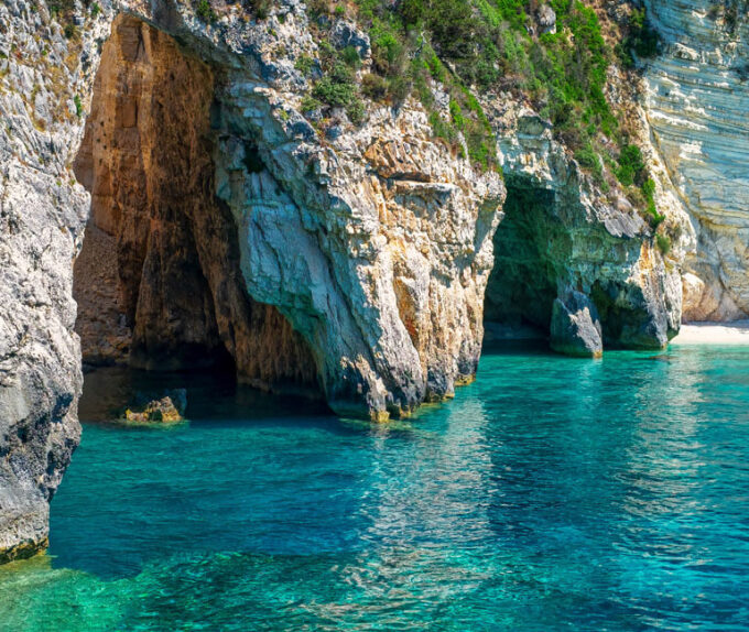 Άποψη των γαλάζιων σπηλιών με γαλαζοπράσινα νερά